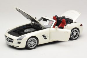 Mercedes SLS AMG Roadster Mystic White II Minichamps 1:18 B66960079 Metall - pilt 3/9