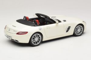 Mercedes SLS AMG Roadster Mystic White II Minichamps 1:18 B66960079 Metall - pilt 4/9