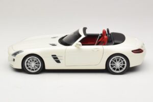 Mercedes SLS AMG Roadster Mystic White II Minichamps 1:18 B66960079 Metall - pilt 5/9