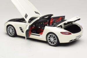 Mercedes SLS AMG Roadster Mystic White II Minichamps 1:18 B66960079 Metall - pilt 6/9