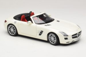 Mercedes SLS AMG Roadster Mystic White II Minichamps 1:18 B66960079 Metall - pilt 8/9