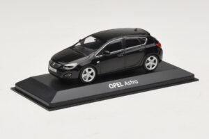 Opel Astra J Must Minichamps 1:43 ASTRA006 Metall - pilt 2/4