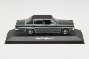 Opel Diplomat B Tumeroheline Maxichamps 1:43 940046070 Metall