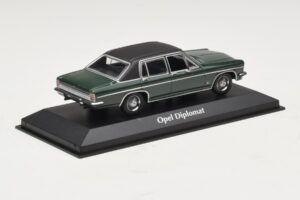 Opel Diplomat B Tumeroheline Maxichamps 1:43 940046070 Metall - pilt 2/4
