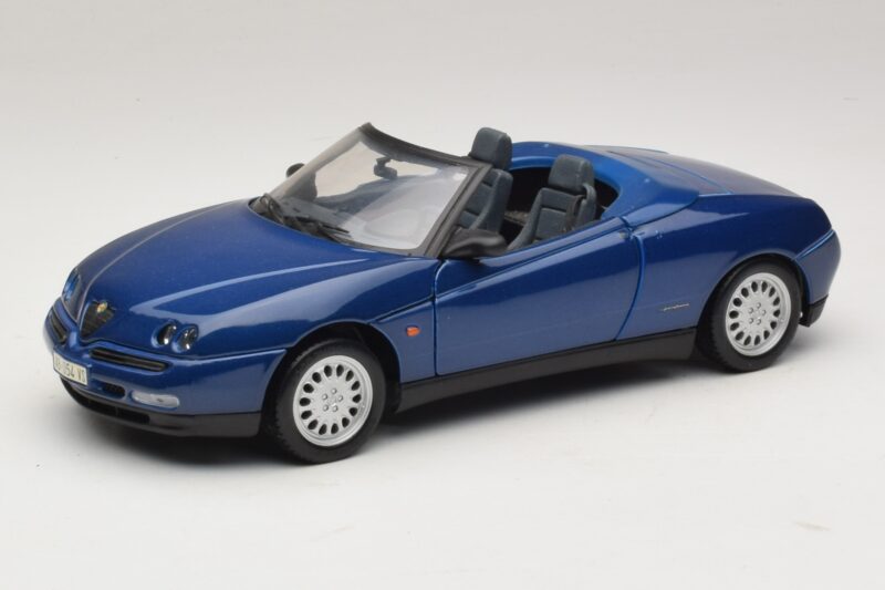 Alfa Romeo Spider 916 Sinine Maisto 1:18 31831 Metall