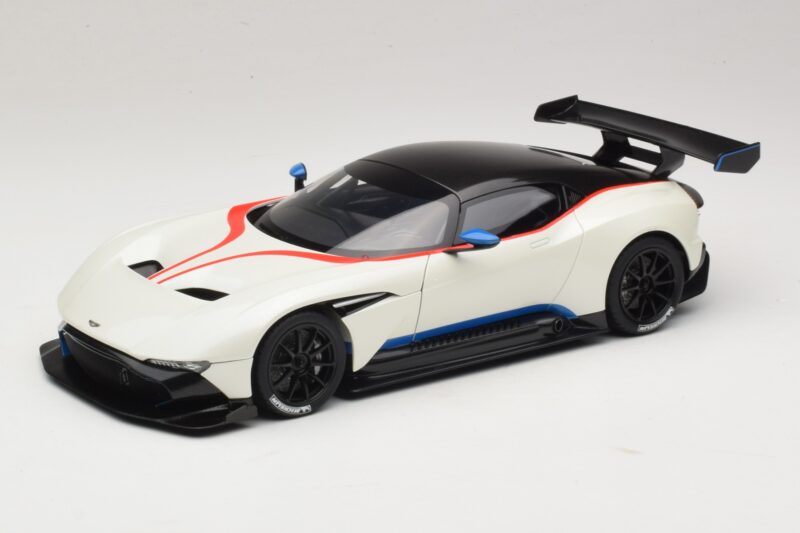 Aston Martin Vulcan Stratus White Siniste ja Punaste Triipudega AUTOart 1:18 70261 Komposiit