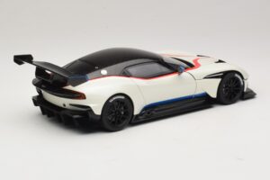 Aston Martin Vulcan Stratus White Siniste ja Punaste Triipudega AUTOart 1:18 70261 Komposiit - pilt 3/8