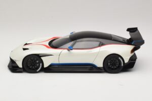 Aston Martin Vulcan Stratus White Siniste ja Punaste Triipudega AUTOart 1:18 70261 Komposiit - pilt 4/8