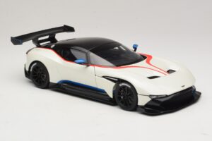 Aston Martin Vulcan Stratus White Siniste ja Punaste Triipudega AUTOart 1:18 70261 Komposiit - pilt 6/8