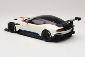Aston Martin Vulcan Stratus White Siniste ja Punaste Triipudega AUTOart 1:18 70261 Komposiit - pilt 7/8