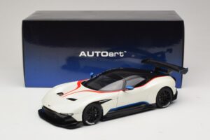 Aston Martin Vulcan Stratus White Siniste ja Punaste Triipudega AUTOart 1:18 70261 Komposiit - pilt 8/8