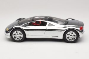 Audi Avus Quattro Chrome Silver Revell 1:18 08830 Metall - pilt 4/8