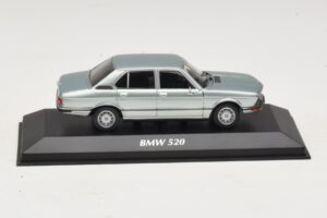 BMW 520 E12 Helesinine Metallik Maxichamps 1:43 940023002 Metall