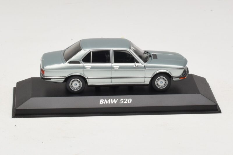 BMW 520 E12 Helesinine Metallik Maxichamps 1:43 940023002 Metall