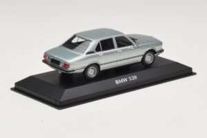 BMW 520 E12 Helesinine Metallik Maxichamps 1:43 940023002 Metall - pilt 2/5