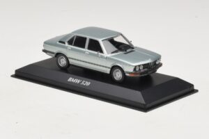 BMW 520 E12 Helesinine Metallik Maxichamps 1:43 940023002 Metall - pilt 3/5