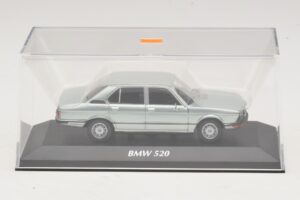 BMW 520 E12 Helesinine Metallik Maxichamps 1:43 940023002 Metall - pilt 4/5