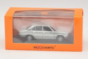 BMW 520 E12 Helesinine Metallik Maxichamps 1:43 940023002 Metall - pilt 5/5