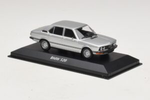 BMW 520 E12 Hõbe Maxichamps 1:43 940023000 Metall - pilt 3/5