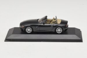 BMW Z4 E85 Must Metallik Asenduskarp Minichamps 1:43 80420144055-R1 Metall