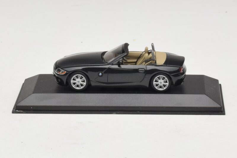 BMW Z4 E85 Must Metallik Asenduskarp Minichamps 1:43 80420144055-R1 Metall