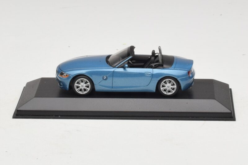 BMW Z4 E85 Helesinine Metallik Asenduskarp Minichamps 1:43 80420144054-R1 Metall