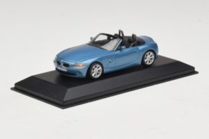 BMW Z4 E85 Helesinine Metallik Asenduskarp Minichamps 1:43 80420144054-R1 Metall - pilt 2/5