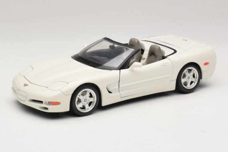 Chevrolet Corvette C5 Kabriolett Valge Bburago 1:18 3076-P1 Metall