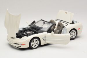 Chevrolet Corvette C5 Kabriolett Valge Bburago 1:18 3076-P1 Metall - pilt 2/8