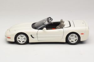 Chevrolet Corvette C5 Kabriolett Valge Bburago 1:18 3076-P1 Metall - pilt 4/8