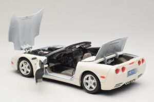 Chevrolet Corvette C5 Kabriolett Valge Bburago 1:18 3076-P1 Metall - pilt 5/8