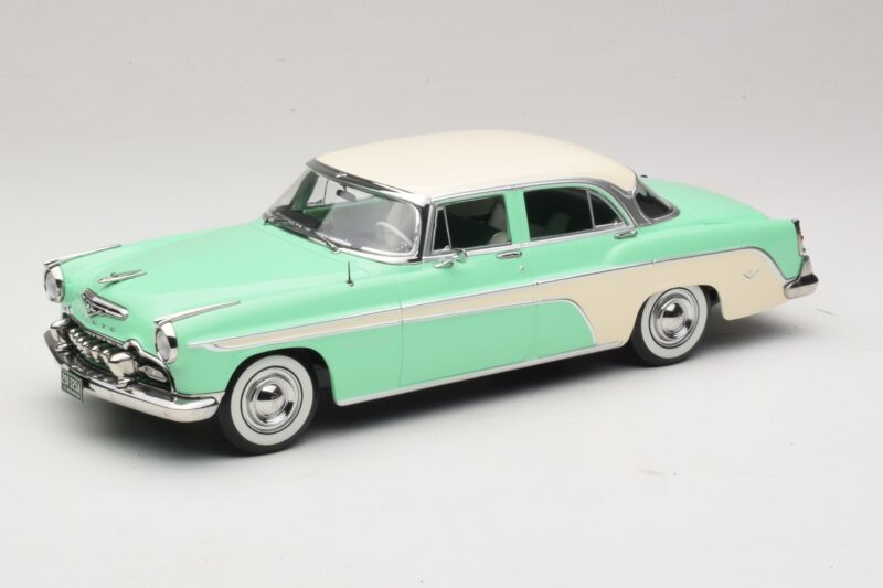 DeSoto Fireflite Sedan Helerohline & Kreemjas KK-Scale 1:18 KKDC181543 Metall