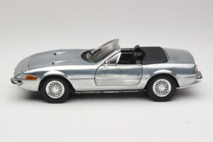 Ferrari 365 GTS Chrome Silver Hot Wheels 1:18 25738 Metall - pilt 4/8
