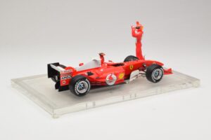 Ferrari F2004 #1 M. Schumacher F1 World Champion 2004 Sõiduülikonnaga Hot Wheels 1:18 B66221 Metall - pilt 2/6