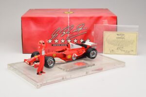 Ferrari F2004 #1 M. Schumacher F1 World Champion 2004 Sõiduülikonnaga Hot Wheels 1:18 B66221 Metall - pilt 6/6