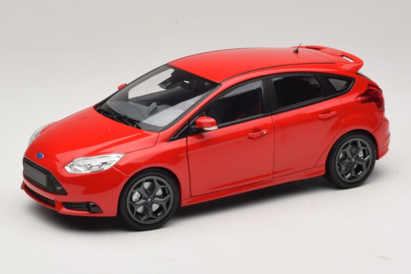 Ford Focus ST Mk2 Punane Minichamps 1:18 110082002 Metall
