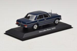 Mercedes 200D W115 Sinine Maxichamps 1:43 940034000 Metall - pilt 2/5