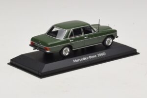 Mercedes 200D W115 Tumeroheline Maxichamps 1:43 940034001 Metall - pilt 2/5