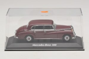 Mercedes 300 W186 Tumepunane Maxichamps 1:43 940039060 Metall - pilt 4/5