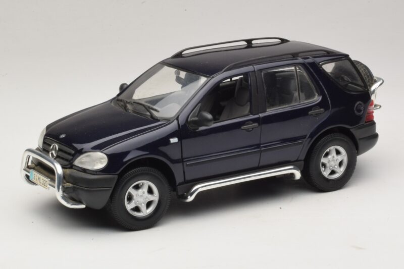Mercedes ML320 W163 Sinine Maisto 1:18 31847 Metall