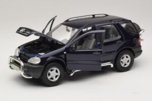 Mercedes ML320 W163 Sinine Maisto 1:18 31847 Metall - pilt 2/8