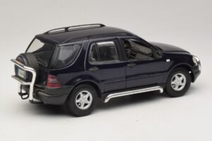 Mercedes ML320 W163 Sinine Maisto 1:18 31847 Metall - pilt 3/8