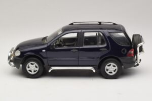 Mercedes ML320 W163 Sinine Maisto 1:18 31847 Metall - pilt 4/8
