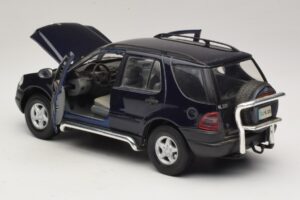 Mercedes ML320 W163 Sinine Maisto 1:18 31847 Metall - pilt 5/8