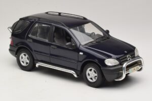 Mercedes ML320 W163 Sinine Maisto 1:18 31847 Metall - pilt 6/8