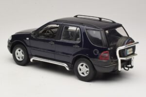 Mercedes ML320 W163 Sinine Maisto 1:18 31847 Metall - pilt 7/8