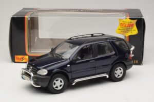 Mercedes ML320 W163 Sinine Maisto 1:18 31847 Metall - pilt 8/8