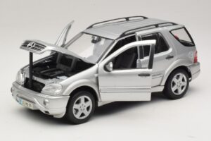 Mercedes ML55 AMG W163 Hõbedane Maisto 1:18 31876-P1 Metall - pilt 2/8