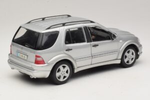 Mercedes ML55 AMG W163 Hõbedane Maisto 1:18 31876-P1 Metall - pilt 3/8