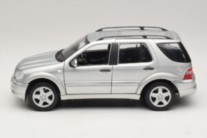 Mercedes ML55 AMG W163 Hõbedane Maisto 1:18 31876-P1 Metall - pilt 4/8